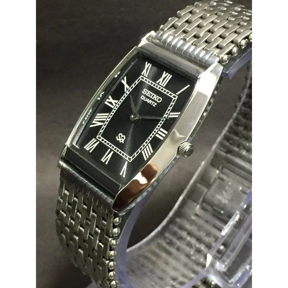 Vintage Style Seiko Quartz Mens Silver Watch & Black accents W/ Metal Strap